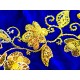 La broderie bleue aux fils dorés